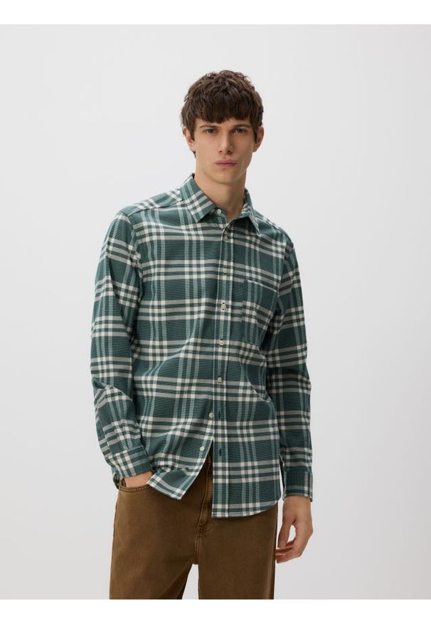 Reserved - Koszula regular fit w kratę - ciemnozielony. Kolor: zielony. Materiał: wiskoza, tkanina