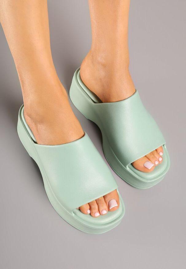 Renee - Jasnozielone Klapki z Pianki na Niskiej Platformie Flenira. Okazja: na co dzień. Kolor: zielony. Materiał: jeans. Obcas: na platformie. Styl: casual, elegancki