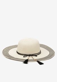Renee - Jasnobeżowy Kapelusz z Chwostami i Koralikami z Szerokim Rondem Vadala. Kolor: beżowy. Materiał: len, materiał. Sezon: lato. Styl: boho, elegancki