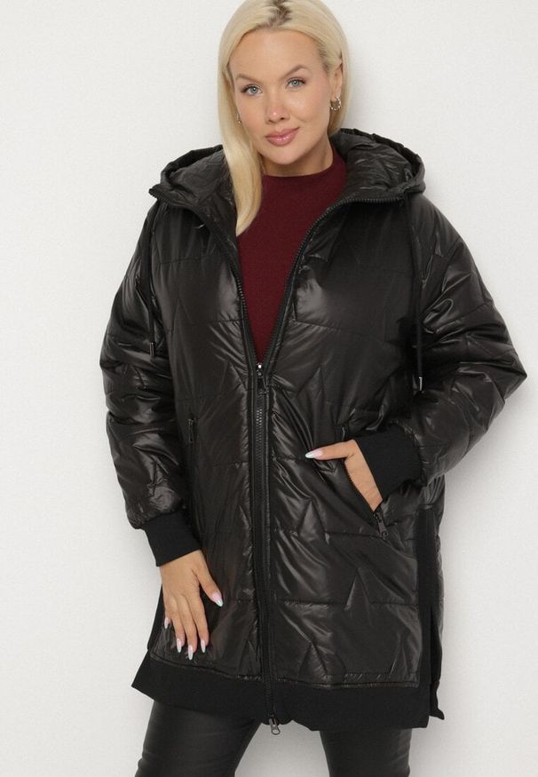 Born2be - Czarna Kurtka z Pikowanymi Przeszyciami i Kapturem Zarimelia. Okazja: na co dzień. Kolekcja: plus size. Kolor: czarny. Materiał: jeans. Styl: klasyczny, sportowy, casual, elegancki
