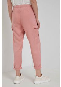 Pepe Jeans spodnie Jynx damskie kolor różowy fason cargo high waist. Okazja: na co dzień. Stan: podwyższony. Kolor: różowy. Materiał: tkanina. Styl: casual #4