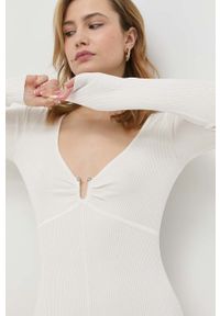 Guess sukienka kolor beżowy mini rozkloszowana. Kolor: beżowy. Materiał: materiał, dzianina. Długość rękawa: długi rękaw. Długość: mini #2