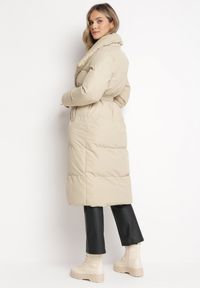 Born2be - Beżowa Kurtka Płaszcz Zapinana na Napy Ukryte pod Plisą z Kieszeniami i Paskiem Ritallas. Typ kołnierza: kołnierzyk stójkowy. Kolor: beżowy. Materiał: materiał. Długość: długie. Sezon: zima #5