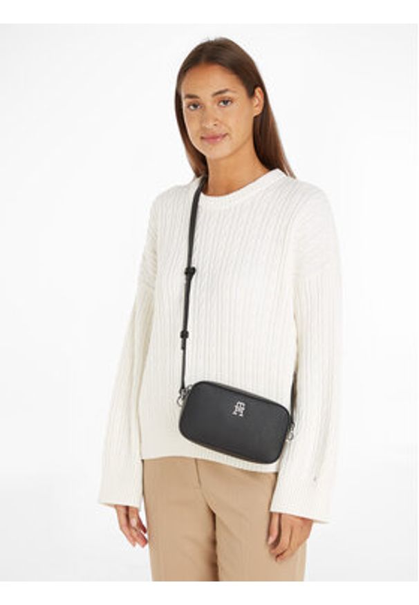 TOMMY HILFIGER - Tommy Hilfiger Torebka Th Emblem Camera Bag AW0AW15179 Czarny. Kolor: czarny. Materiał: skórzane