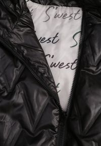 Born2be - Czarna Kurtka z Kapturem Pikowana z Materiałowymi Wykończeniami Sofie. Okazja: na co dzień. Typ kołnierza: kaptur. Kolor: czarny. Materiał: materiał. Styl: casual #7