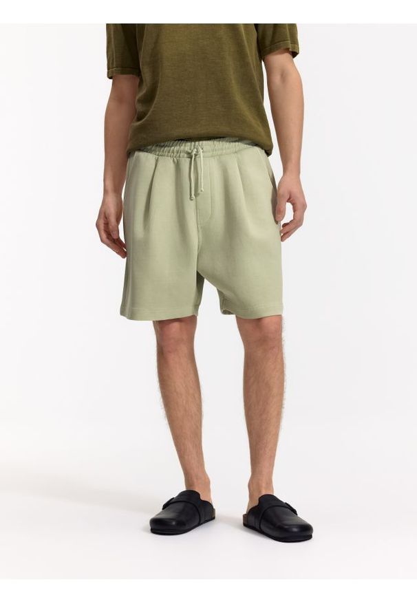 Reserved - Szorty comfort fit - oliwkowy. Kolor: oliwkowy. Materiał: dzianina, bawełna