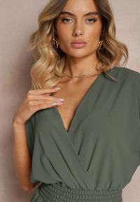 Renee - Ciemnozielony Taliowany Kombinezon z Zakładkowym Dekoltem i Gumką w Pasie Vimalynna. Okazja: na co dzień. Kolor: zielony. Styl: klasyczny, elegancki, casual