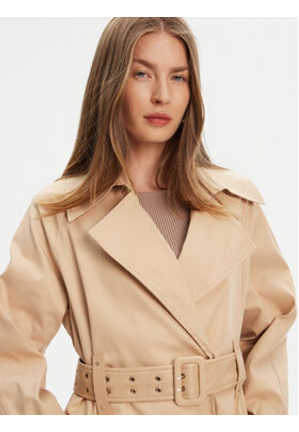 Guess Trencz W5YL02 WHDF1 Beżowy Regular Fit. Kolor: beżowy. Materiał: syntetyk