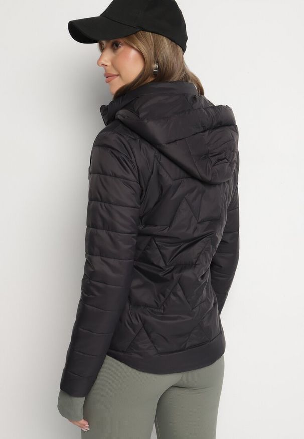 Born2be - Czarna Pikowana Kurtka z Odpinanym Kapturem Noridi. Okazja: na co dzień. Kolor: czarny. Materiał: jeans. Styl: klasyczny, casual, elegancki