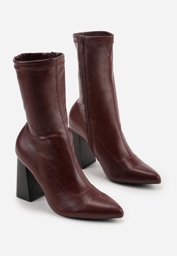 Renee - Bordowe Przylegające Botki Vices na Słupkowym Obcasie Nevitte. Okazja: na co dzień, na imprezę. Kolor: czerwony. Materiał: skóra, koronka. Obcas: na obcasie. Styl: klasyczny, casual, elegancki. Wysokość obcasa: średni