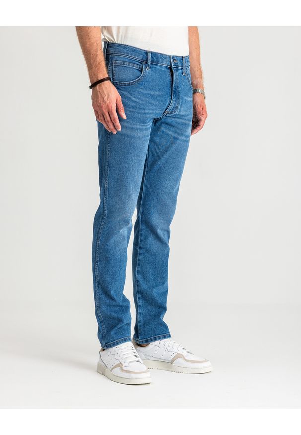 Wrangler - MESKIE SPODNIE WRANGLER RUSTLER REGULAR ABYSS BLUE 112356516 W100018376. Okazja: na co dzień, do pracy. Styl: casual, elegancki, klasyczny