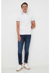 TOMMY HILFIGER - Tommy Hilfiger polo męski kolor biały wzorzysty. Okazja: na co dzień. Typ kołnierza: polo. Kolor: biały. Materiał: bawełna, dzianina. Długość: krótkie. Wzór: aplikacja. Styl: casual #3