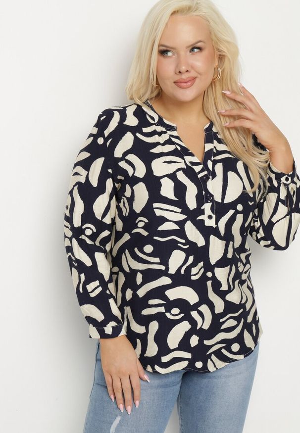 Born2be - Granatowa Koszula z Wiskozą Zdobiona Geometrycznym Wzorem Melivis. Okazja: na spacer, na co dzień. Typ kołnierza: dekolt w kształcie V. Kolekcja: plus size. Kolor: niebieski. Materiał: wiskoza. Wzór: aplikacja, geometria. Styl: elegancki, casual