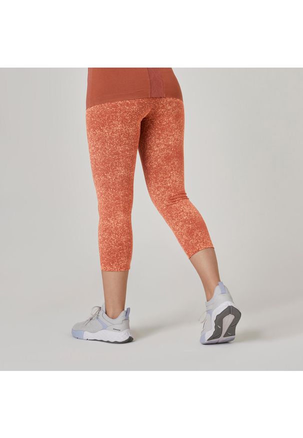 DOMYOS - Legginsy 7/8 fitness damskie Nyamba modelujące. Kolor: brązowy. Materiał: materiał, bawełna, poliamid, elastan. Sport: fitness