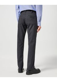 Wrangler - WRANGLER MĘSKIE SPODNIE MATERIAŁOWE GREENSBORO CHARCOAL 112358042 W15Q014757. Materiał: materiał