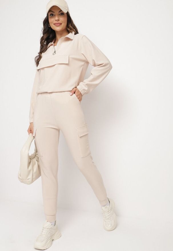 Born2be - Beżowy Komplet Dresowy Bluza przez Głowę i Spodnie Typu Cargo Taiviana. Kolor: beżowy. Materiał: dresówka