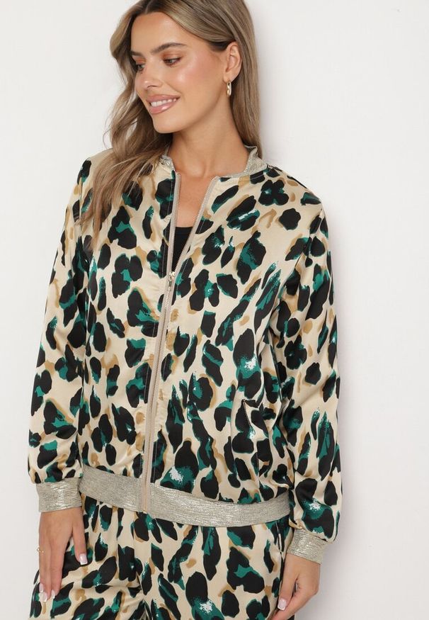 Born2be - Beżowo-Zielona Kurtka Bomberka w Panterkę ze Ściągaczami Irira. Okazja: na co dzień, na spacer. Kolor: beżowy. Materiał: jeans. Długość rękawa: długi rękaw. Długość: długie. Wzór: motyw zwierzęcy. Styl: casual, elegancki