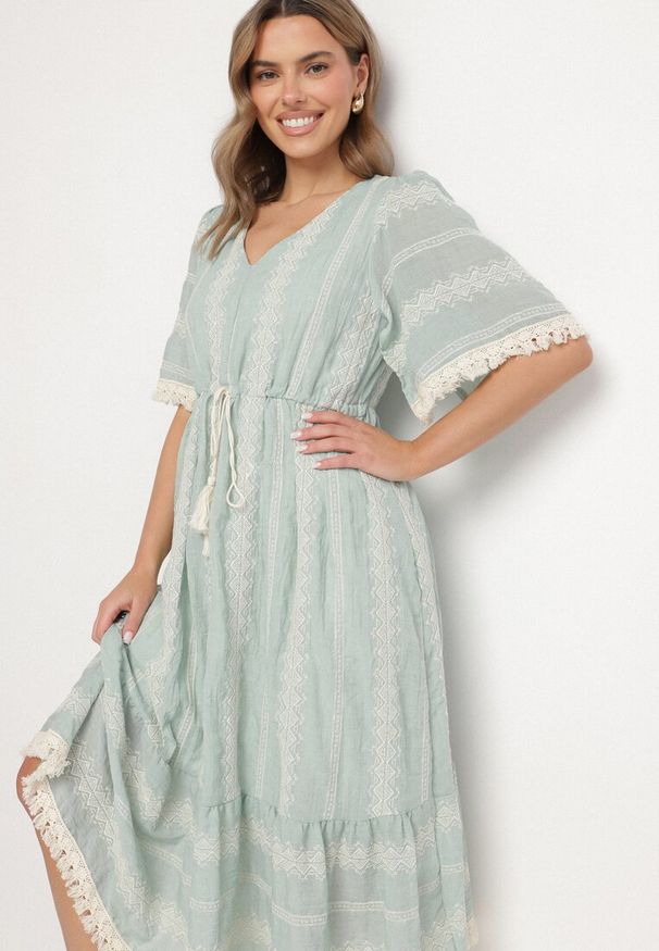 Born2be - Miętowa Bawełniana Sukienka Boho o Rozkloszowanym Kroju z Wiązaniem i Haftem Korithira. Okazja: na co dzień, na spacer. Typ kołnierza: dekolt w serek. Kolor: miętowy. Materiał: bawełna. Wzór: haft. Sezon: lato. Typ sukienki: rozkloszowane. Styl: boho