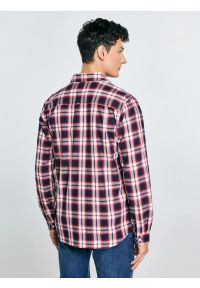 Big-Star - Koszula męska bawełniana w kratę czerwona Koliserson 603. Typ kołnierza: kołnierzyk klasyczny. Kolor: czerwony. Materiał: bawełna. Wzór: aplikacja, jodełka. Styl: klasyczny, elegancki #6