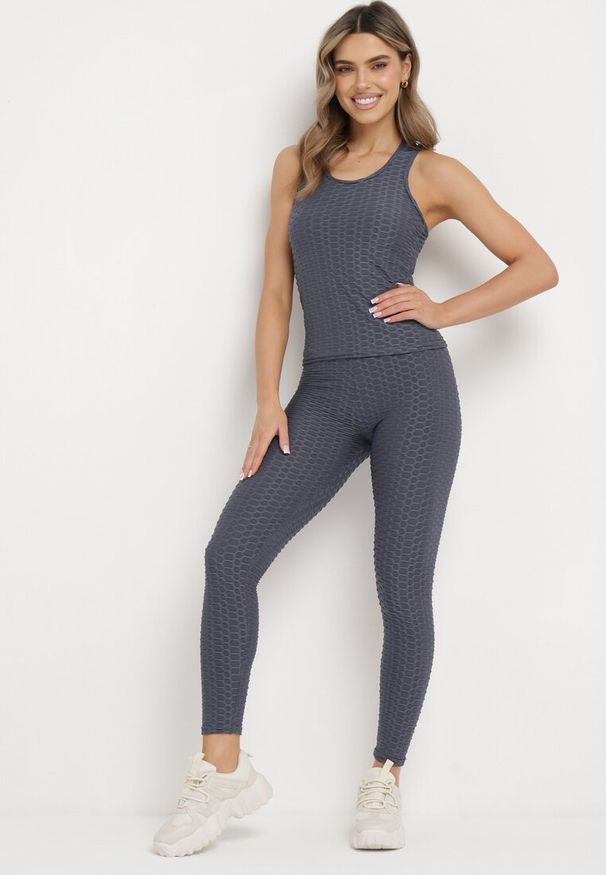 Born2be - Ciemnoszare Legginsy Sportowe z Elastyczną Gumką i Tłoczonym Wzorem Ardisa. Okazja: na co dzień. Kolor: szary. Styl: sportowy