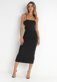 Born2be - Czarna Sukienka Matthias. Kolor: czarny. Materiał: dzianina. Długość rękawa: na ramiączkach. Wzór: gładki. Typ sukienki: kopertowe. Styl: elegancki, klasyczny, wizytowy. Długość: midi #1