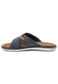 Granatowe Klapki Wrangler Modne Obuwie Męskie. Okazja: na co dzień. Kolor: niebieski. Materiał: materiał, skóra. Wzór: paski. Sezon: lato. Styl: wakacyjny, elegancki, casual #7
