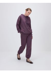 Reserved - Spodnie dresowe z przeszyciami - ciemnofioletowy. Kolor: fioletowy. Materiał: dresówka