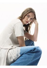 Reserved - Asymetryczny t-shirt - kremowy. Kolor: kremowy. Materiał: dzianina, bawełna #1