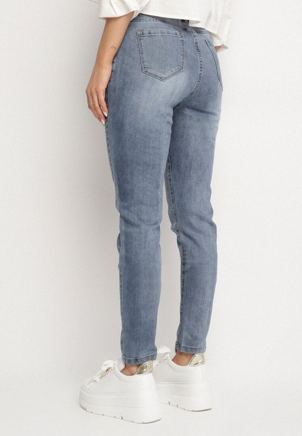 Born2be - Jasnoniebieskie Jeansy o Dopasowanym Kroju z Regularnym Stanem Galissea. Okazja: na co dzień. Kolor: niebieski. Styl: elegancki, casual