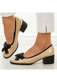 Beżowe skórzane półbuty damskie Cambell 98333. Okazja: na co dzień. Kolor: beżowy. Materiał: skóra, lakier. Szerokość cholewki: normalna. Sezon: wiosna, lato. Obcas: na obcasie. Styl: casual, klasyczny, elegancki. Wysokość obcasa: niski #1