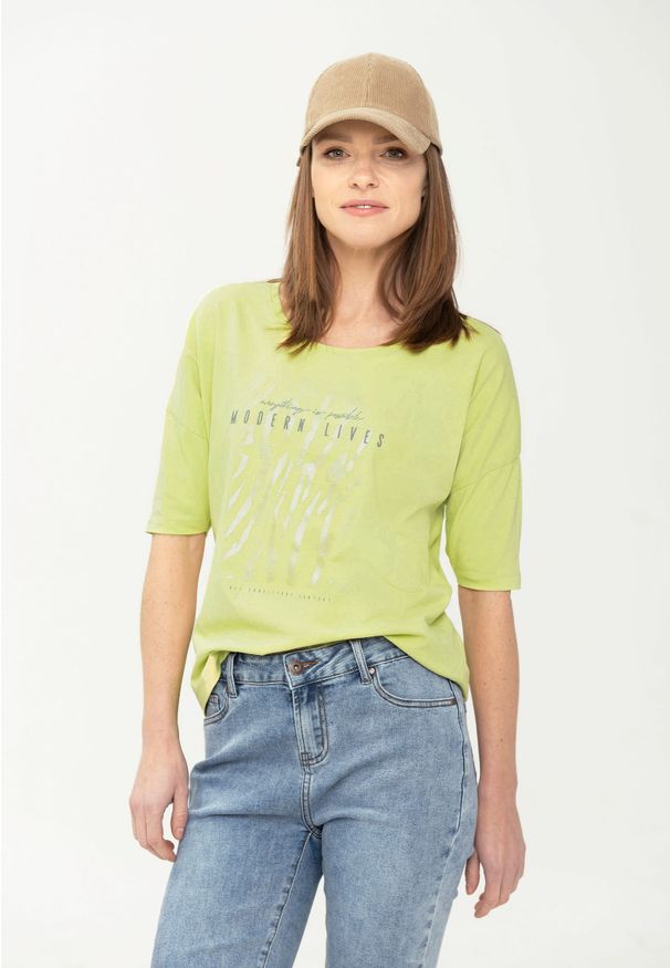 Volcano - Luźna koszulka damska z nadrukiem T-WILD plus size. Okazja: na co dzień. Kolekcja: plus size. Kolor: niebieski. Materiał: materiał, bawełna. Wzór: nadruk. Styl: casual, elegancki, sportowy