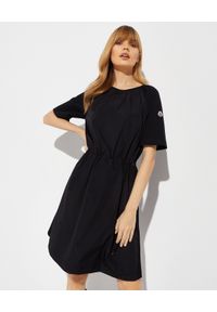 MONCLER - Czarna sukienka ze ściągaczem. Kolor: czarny. Materiał: materiał. Wzór: aplikacja