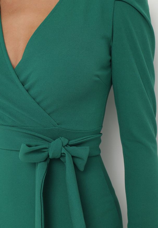 Born2be - Zielona Kopertowa Sukienka Midi z Bufiastymi Rękawami z Paskiem i Rozcięciem Azzurae. Okazja: na co dzień. Kolor: zielony. Materiał: materiał. Wzór: gładki. Typ sukienki: kopertowe. Styl: klasyczny, casual, elegancki. Długość: midi