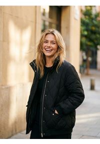 Sinsay - Pikowana kurtka bomber - czarny. Typ kołnierza: kołnierzyk stójkowy. Kolor: czarny #1