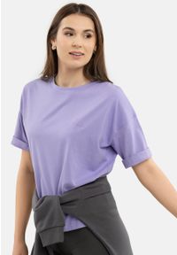 Volcano - Gładki t-shirt, Comfort Fit, T-RODOS. Kolor: fioletowy. Materiał: bawełna, materiał, skóra. Długość rękawa: krótki rękaw. Długość: krótkie. Wzór: gładki