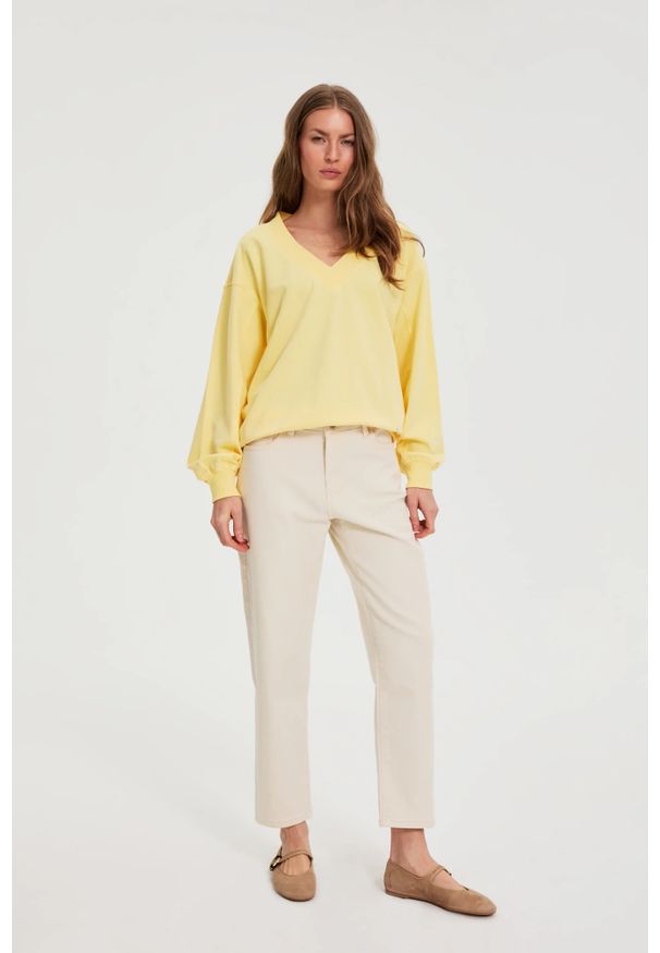 MOODO - Jeansy z prostymi nogawkami beżowe. Kolor: beżowy