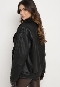 Born2be - Czarna Kurtka Biker Oversize Zapinana na Guziki Ocieplana Futerkiem Nikiena. Kolor: czarny. Materiał: futro. Długość rękawa: długi rękaw. Długość: długie. Styl: elegancki #3