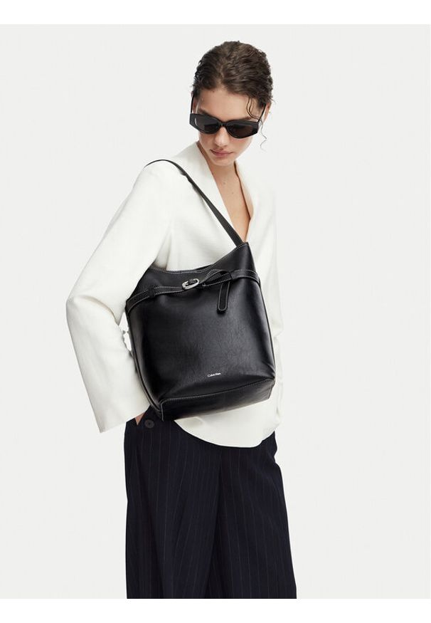 Calvin Klein Torebka Buckle Medium Bucket LV04F3551G Czarny. Kolor: czarny. Materiał: skórzane
