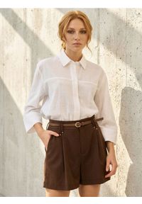 Sinsay - Gładkie szorty z paskiem z wiskozą - brązowy. Kolor: brązowy. Materiał: wiskoza. Wzór: gładki