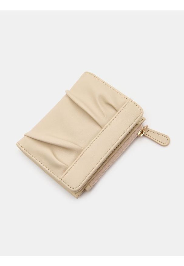 Sinsay - Mały portfel z ozdobnym marszczeniem - kremowy. Kolor: kremowy