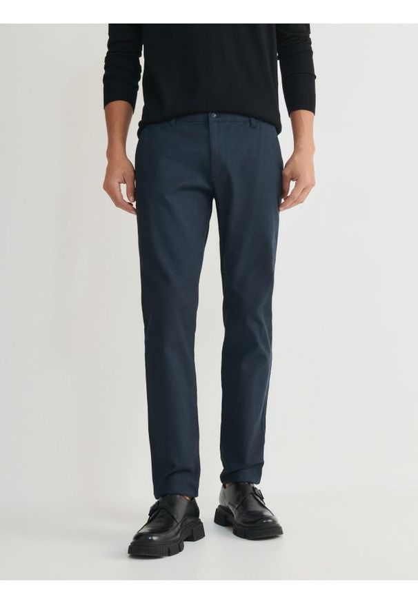 Reserved - Spodnie chino slim fit - granatowy. Kolor: niebieski. Materiał: tkanina, bawełna
