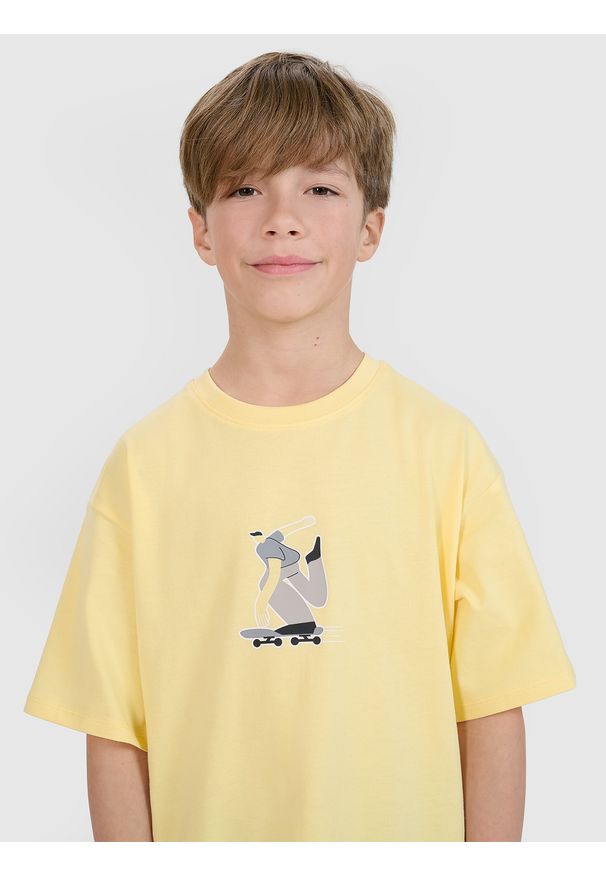 4f - 4F T-shirt oversize z nadrukiem chłopięcy - żółty 128 (7-8 lat). Okazja: na co dzień. Kolor: żółty. Materiał: dzianina, bawełna, jersey. Długość rękawa: krótki rękaw. Długość: krótkie. Wzór: nadruk. Sezon: lato. Styl: klasyczny, sportowy, casual