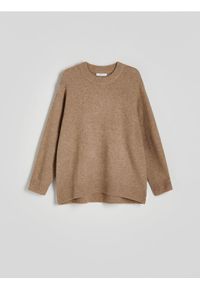 Reserved - Sweter oversize z domieszką wełny - brązowy. Kolor: brązowy. Materiał: wełna #1