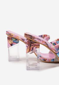 Born2be - Różowe Klapki Ampeope. Kolor: różowy. Wzór: kolorowy, nadruk, aplikacja. Obcas: na obcasie. Wysokość obcasa: średni #2