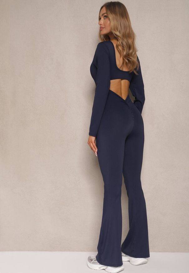 Renee - Granatowy Kombinezon Bodycon z Usztywnianymi Miseczkami i Wycięciami na Plecach Calinori. Kolor: niebieski. Materiał: tkanina
