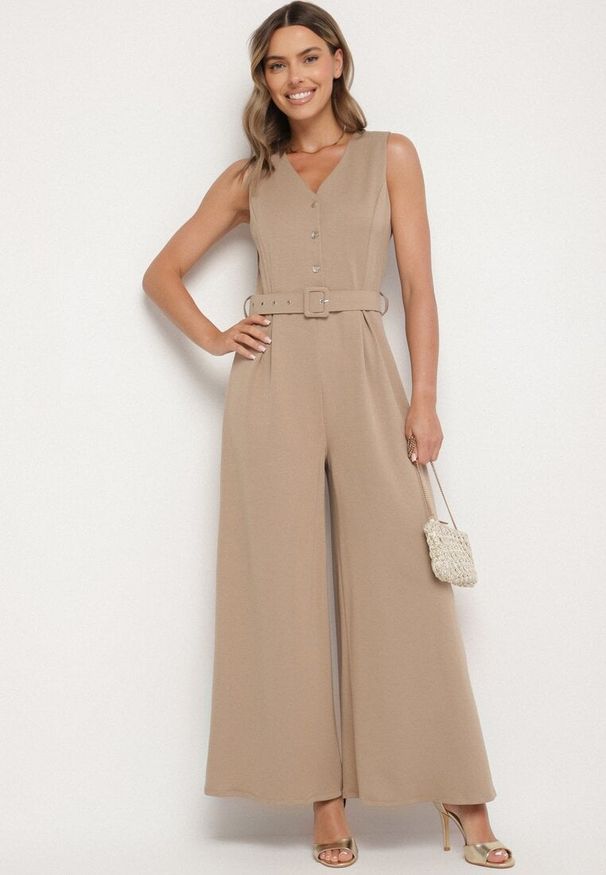 Born2be - Ciemnobeżowy Taliowany Kombinezon z Wiskozą Ozdobiony Paskiem Ralinelle. Okazja: na imprezę. Kolor: beżowy. Materiał: wiskoza. Wzór: aplikacja. Styl: elegancki, klasyczny