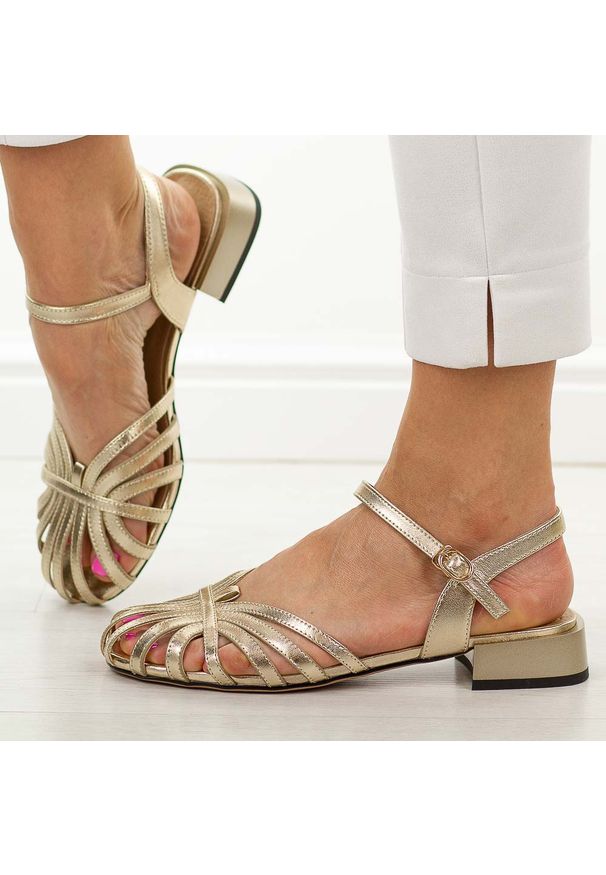 Złote skórzane sandały damskie T.Sokolski 481. Okazja: na co dzień. Nosek buta: okrągły. Kolor: złoty. Materiał: skóra. Sezon: wiosna, lato. Obcas: na obcasie. Styl: casual, elegancki. Wysokość obcasa: niski