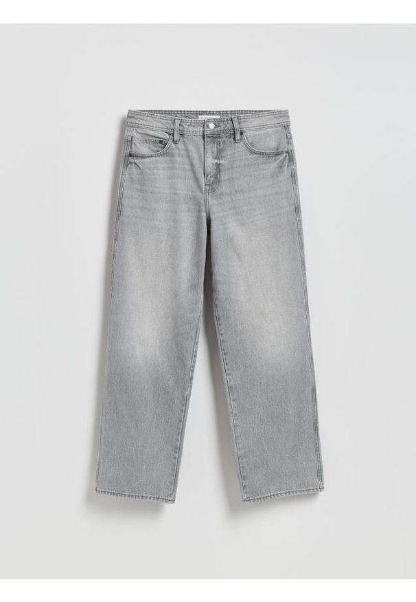 Reserved - Jeansy baggy z efektem sprania - jasnoszary. Kolor: szary