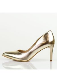 Złote Polskie szpilki damskie Prestige 2106b Skóra Lico. Okazja: na wesele, na ślub cywilny, na spotkanie biznesowe, na imprezę. Kolor: złoty. Materiał: skóra. Szerokość cholewki: normalna. Obcas: na szpilce. Styl: glamour, biznesowy, elegancki, wizytowy, klasyczny #1