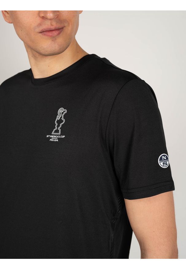 North Sails X Prada T-shirt "Foehn" | 45 2302 000 | T-shirt Foehn | Mężczyzna | Czarny. Okazja: na co dzień. Kolor: czarny. Materiał: poliester. Wzór: aplikacja, nadruk. Styl: casual